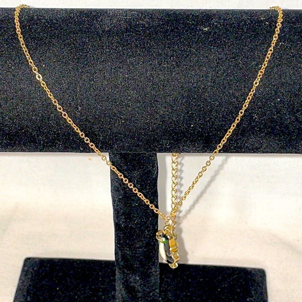Small chain necklace with penguin emblem 🐧